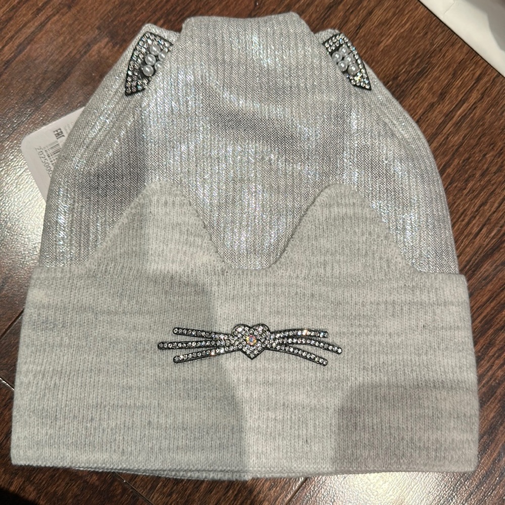 Winter hat with cat ears detail